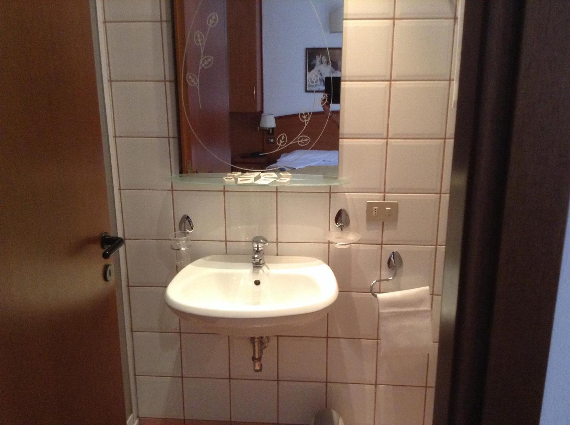 Hotel Saini With Air Conditioning Stresa Room photo